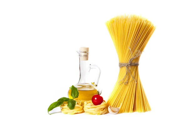 イタリア パスタ (バジル、トマト、オリーブ オイル) ストック画像