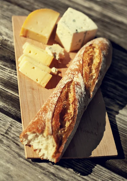 Cheese and bread — Stock Photo, Image