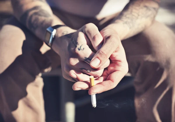Hipster άνθρωπος με τατουάζ καπνίζει — Φωτογραφία Αρχείου