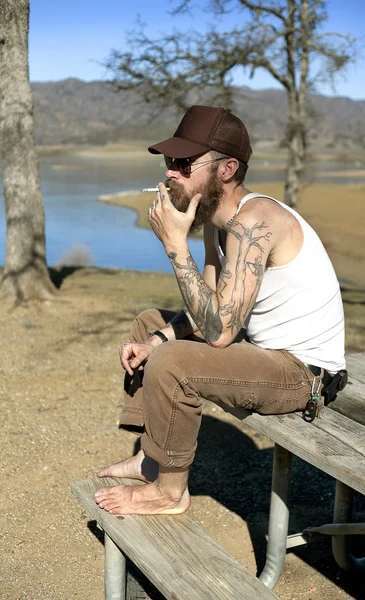 Hipster uomo con il tatuaggio fuma — Foto Stock