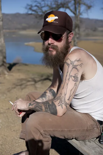 Hipster uomo con il tatuaggio fuma — Foto Stock