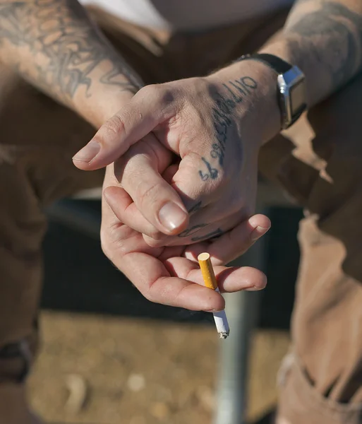 Hipster hombre con tatuaje fuma — Foto de Stock