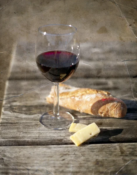 赤ワイン、パン、チーズ、木製のテーブルの上 — ストック写真