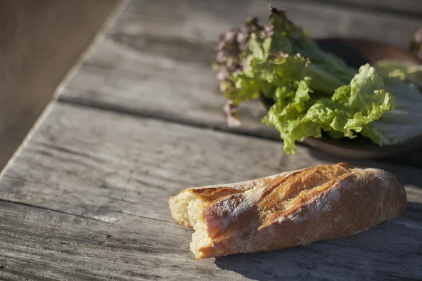 Francia baguette-vekni kenyér és saláta — Stock Fotó