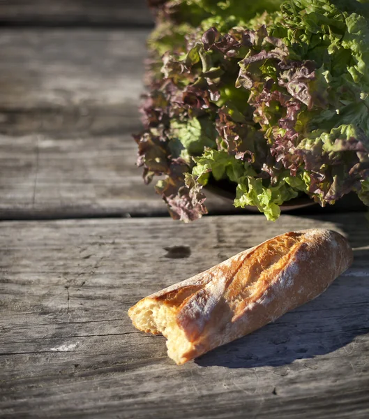 Franskt bröd baguette limpa och sallad — Stockfoto