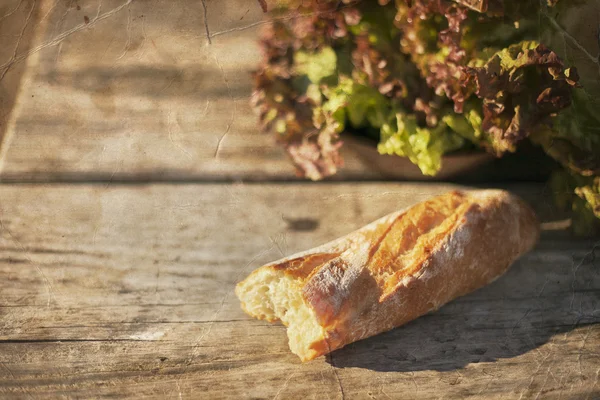 Franskt bröd baguette limpa och sallad — Stockfoto