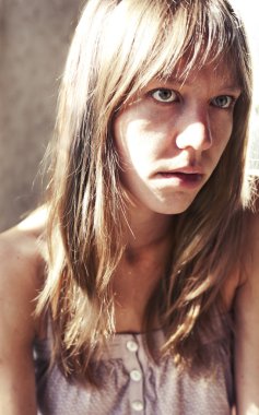 sarışın kız bir güneşli