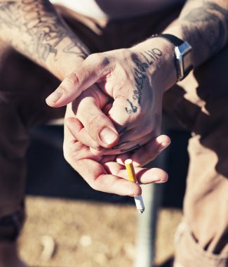 hipster adam dövme sigara ile