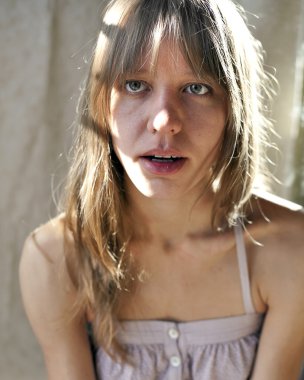 sarışın kız bir güneşli