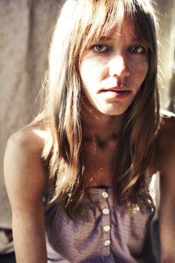 sarışın kız bir güneşli