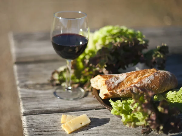 Red Wine, bread, letuce and cheese — Stock Photo, Image