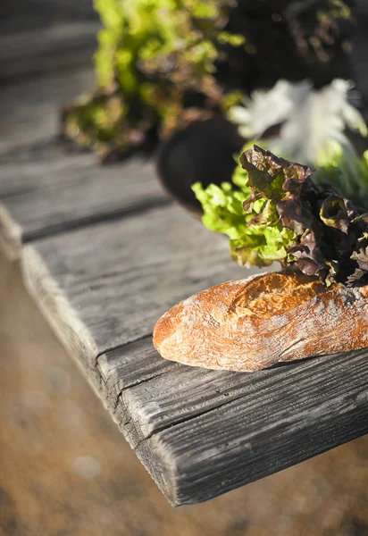 Bröd och letuce — Stockfoto