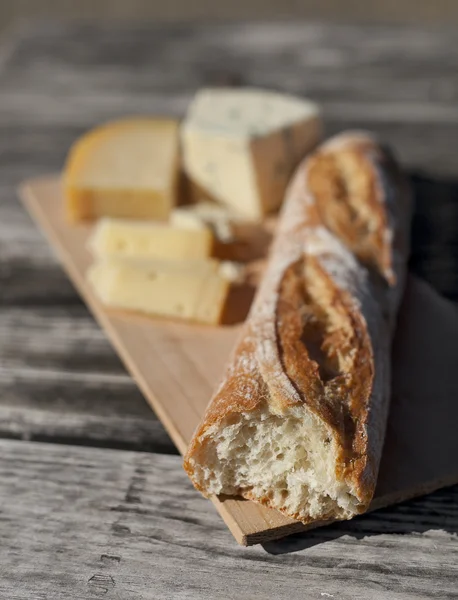 Cheese and bread — Stock Photo, Image