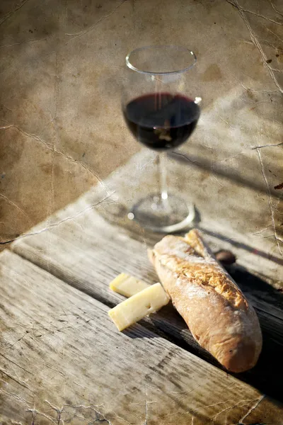 Red Wine, bread and cheese — Stock Photo, Image