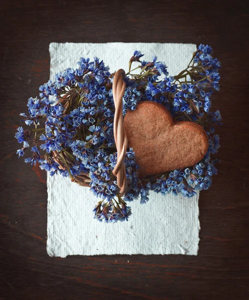 Biscuit maison au pain d'épice doux aux fleurs violettes — Photo