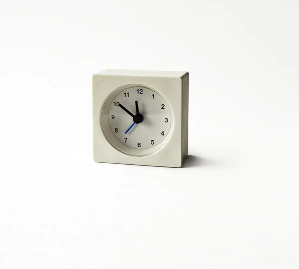 Ceas deșteptător pătrat alb — Fotografie, imagine de stoc