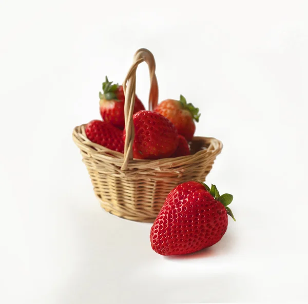 Fresas en una pequeña canasta de mimbre — Foto de Stock