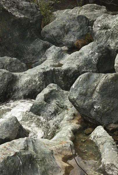 Dağlarda güzel yavaş hareketli akarsu — Stok fotoğraf