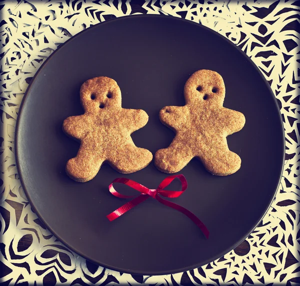 Vánoční cookie zázvor muž na talíři — Stock fotografie