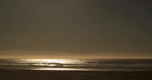 Bellissimo tramonto sulla spiaggia del mare — Foto Stock