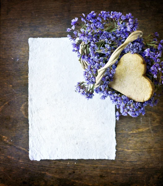 Zelfgemaakte zoete suiker koekjes over houten tafel — Stockfoto