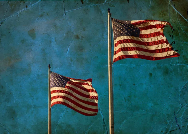 Американские флаги, размахивающие голубыми лучами — стоковое фото