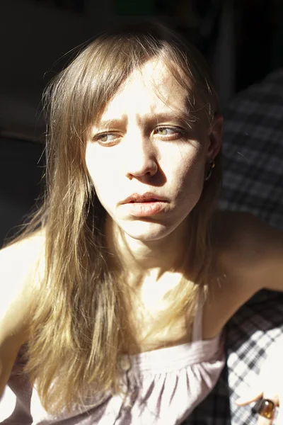 Attraktiv kaukasisk kvinna ser ledsen — Stockfoto