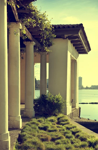 Antiguo edificio clásico en muelle —  Fotos de Stock