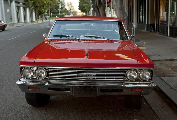 Červené retro auto — Stock fotografie