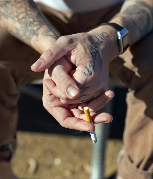 Hipster adam dövme sigara ile — Stok fotoğraf