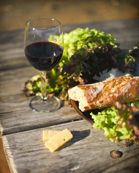 Red Wine, bread, letuce and cheese — Stock Photo, Image