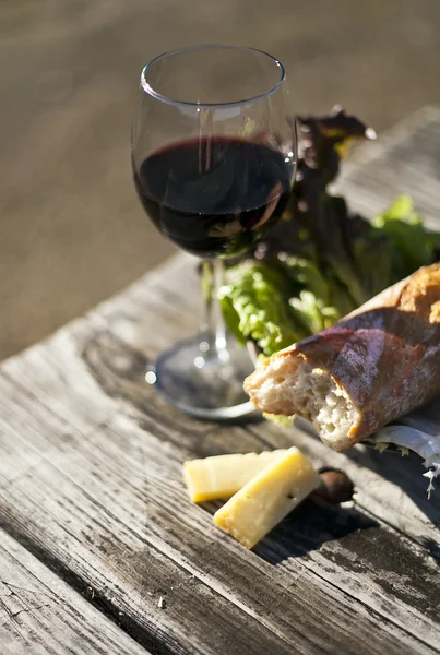 Red Wine, bread, letuce and cheese — Stock Photo, Image