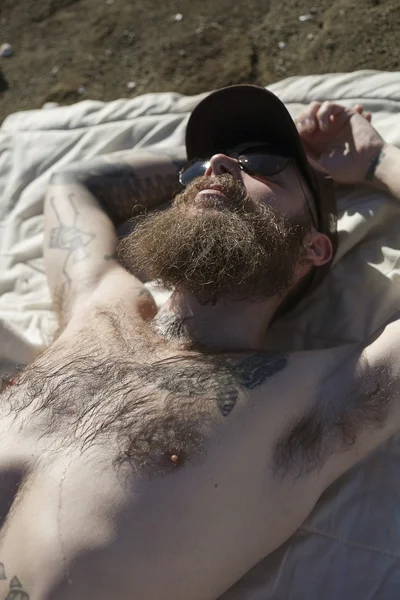 Hipster hombre con tatuaje — Foto de Stock