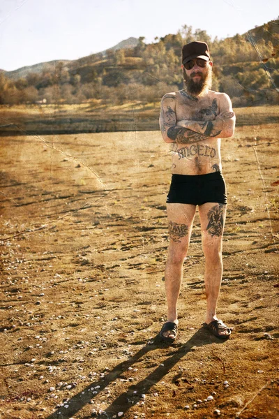 Hipster hombre con tatuaje — Foto de Stock