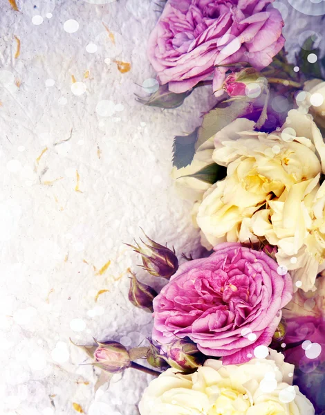 Rosen und Büttenpapier — Stockfoto