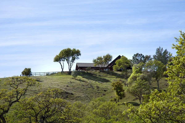 Casa de fazenda na colina — Fotografia de Stock