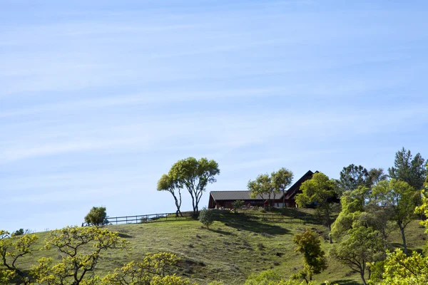 Casa de fazenda na colina — Fotografia de Stock