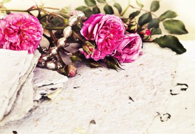 pembe Gül, yaprakları ve el yapımı kağıt