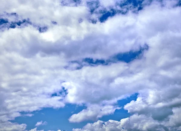 Ciel avec nuages et soleil — Photo