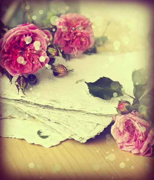Rosas cor-de-rosa, pétalas e papel artesanal — Fotografia de Stock