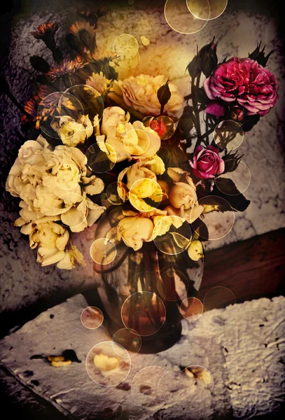 Rosen und Büttenpapier — Stockfoto