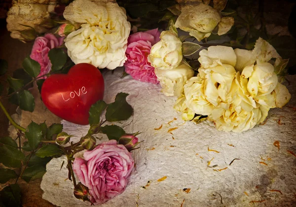 Rose, cuore rosso e carta fatta a mano — Foto Stock