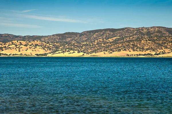 Paesaggio incantevole con montagne e lago — Foto Stock