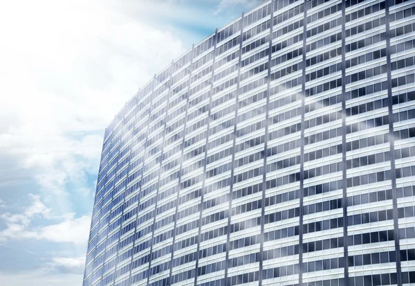 ガラス張りのモダンな高層ビルのシルエット — ストック写真