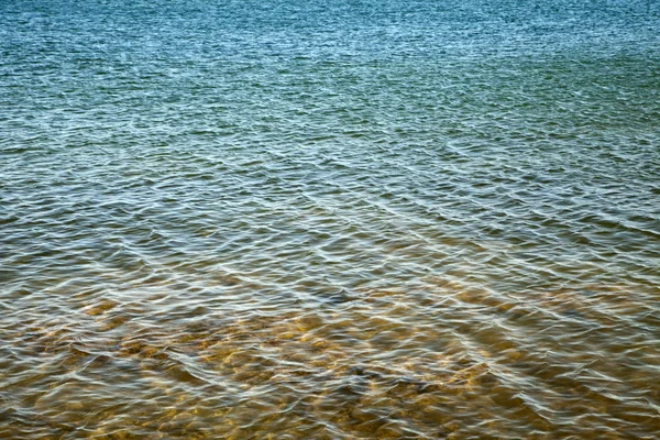 Блакитне море з хвилями — стокове фото