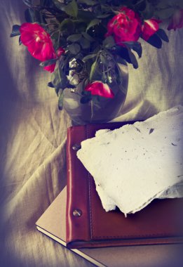 Gül, eski kitap ve el yapımı kağıt