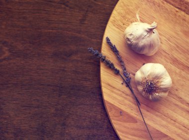 Tahta masada sarımsak.