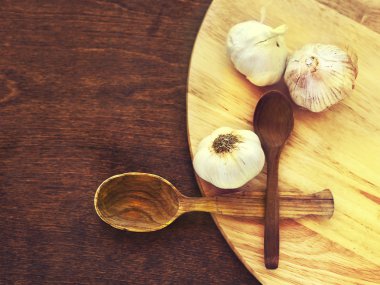 Sarımsak ve tahta kaşıklar