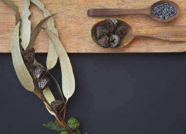 Tahta kaşıklar baharat ve kuru yaprakları ile