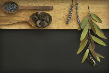 Baharat ve lavanta çiçekleri ile tahta kaşıklar